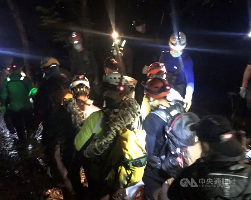 屏東消防局7日表示,6日傍晚6時30分接獲報案,報案人指自己跟先生一起登笠頂山,至約定時間遲不見先生下山,搜救人員發現饒姓男子跌落山谷,已無生命徵象,送醫急救宣告不治。(內埔警分局提供)中央社記者郭芷瑄傳真 110年6月7日