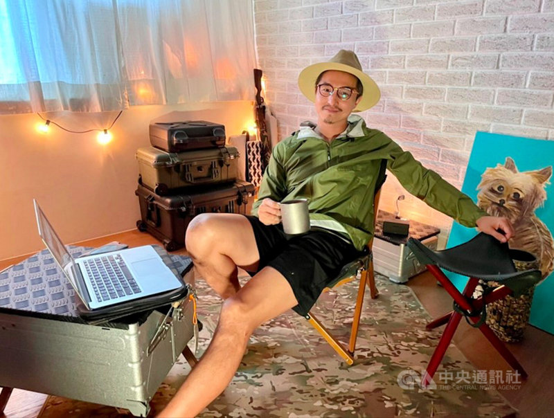 藝人王少偉近期將推出個人YouTube頻道「隔壁老王UncleSam」,分享私人日常點滴,更把家裡打造成露營風攝影棚。(建印娛樂提供)中央社記者葉冠吟傳真 110年6月8日