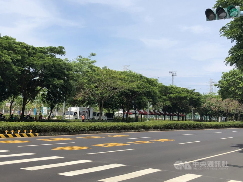 為避免南部科技園區成為防疫破口,高雄市9日起針對3 處園區近萬名移工快篩,南科高雄園區、楠梓科技園區8日已在搭設篩檢站。(南科高雄園區提供)中央社記者王淑芬傳真 110年6月8日
