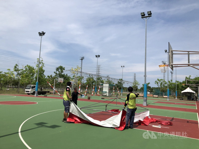 COVID-19疫情嚴峻,為避免南部科技園區成為破口,南科高雄園區、楠梓科技園區8日已在搭設篩檢站。(南科高雄園區提供)中央社記者王淑芬傳真 110年6月8日