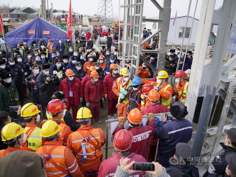 過去一年,中國發生數起礦災,超過60人喪生。圖為1月份山東笏山礦災救援現場。事故造成10人死亡、1人失蹤。(中新社提供)中央社 110年6月8日