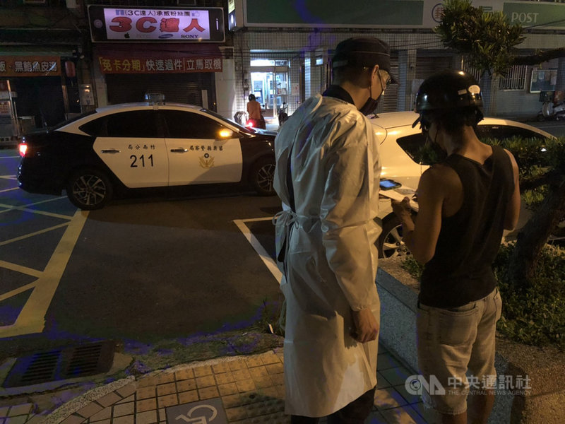 苗栗縣政府7日宣布全縣移工除上下班移動,其餘時間禁止外出,警方晚間也加強巡查,在竹南、頭份等風險熱區取締21件違規外出移工。縣府8日表示,裁罰對象是企業主或仲介,盼善盡防疫管理責任。(苗栗縣警察局提供)中央社記者管瑞平傳真 110年6月8日