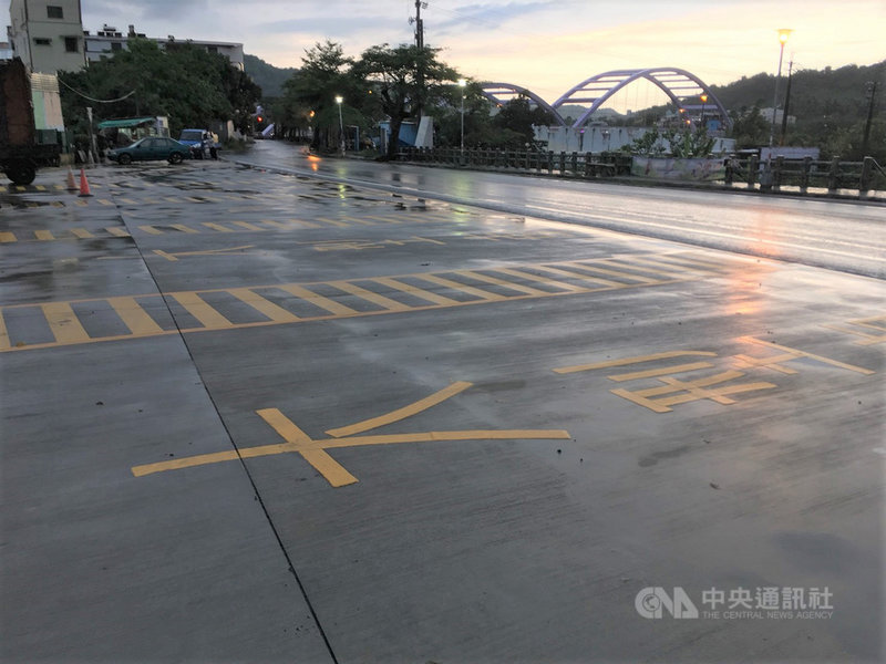 近日天氣不穩定,8日下午大約3時許,高雄山區有短延時強降雨,波段式大雷雨從那瑪夏區、六龜、甲仙到內門區,接力落雷、滂沱大雨讓車行困難;不過1個多小時後,天色轉亮,不再陰霾,雨勢也變小了。(民眾提供)中央社記者王淑芬傳真 110年6月8日