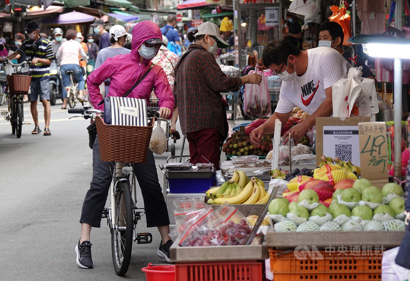 行政院主計總處8日發布5月消費者物價指數(CPI)年增率續攀至2.48%,創新高紀錄,並指出主因是油料費及旅遊服務相關價格因109年受到疫情影響,比較基數偏低,加上機票、蔬菜、水果、蛋類等價格上漲所致;如果觀察扣除蔬果、能源後的核心CPI,則上漲1.58%。中央社記者鄭傑文攝 110年6月8日