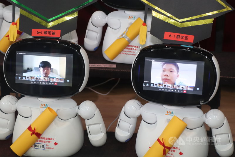 受疫情影響,高市鳳山曹公國小今年改為線上畢業典禮,但校方讓在家裡的畢業生化身為凱比機器人,學生透過視訊遠距參加畢典,彷彿親身到達畢典現場,也成為最特別回憶。(高市教育局提供)中央社記者洪學廣傳真 110年6月7日