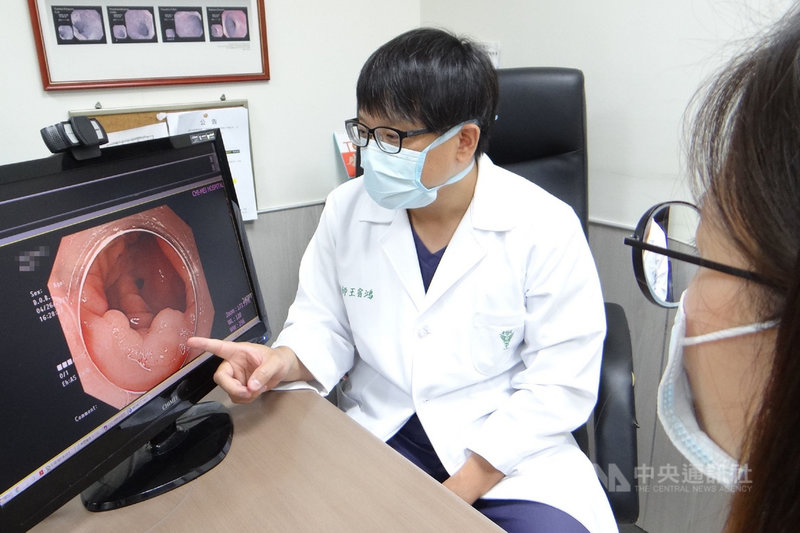 奇美醫學中心胃腸肝膽科主治醫師王宿鴻(圖)8日表示,110年前5個月大腸癌篩檢人數較109年同期減少16% ,醫師盼民眾在疫情獲控制後積極安排。(奇美醫學中心提供)中央社記者楊思瑞台南傳真 110年6月8日