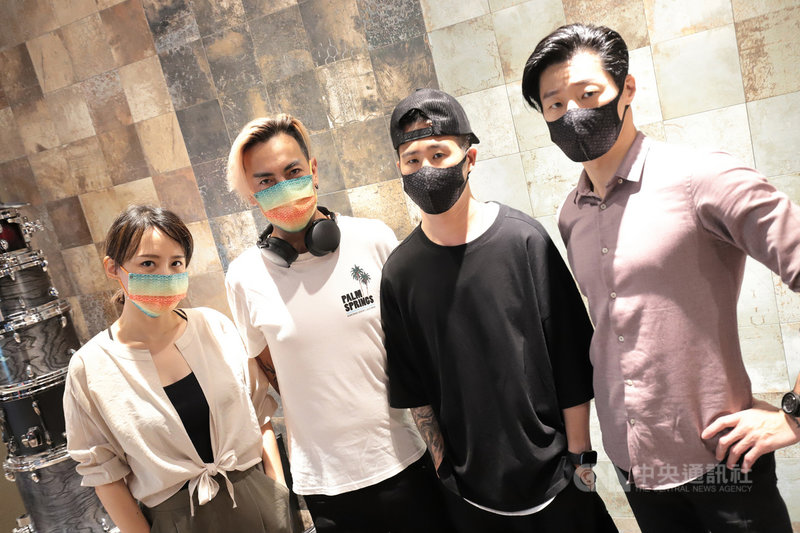閃靈樂團推出大港開唱Live專輯「台灣閃閃爍」,實況影片上架YouTube時,團員們也上線與歌迷互動,因近期台灣疫情升溫,許多外國網友都為台灣打氣。(出日音樂提供)中央社記者王心妤傳真 110年6月8日