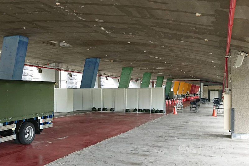 台南市衛生局表示,市府與台南各大醫院合作,7日起由各大醫院派遣醫護進駐南科協助快篩,南科大型篩檢站8日已建置完畢,9日啟用後將就廠區從業人員進行篩檢,預計每日可篩檢約1500人次。中央社記者楊思瑞攝 110年6月8日