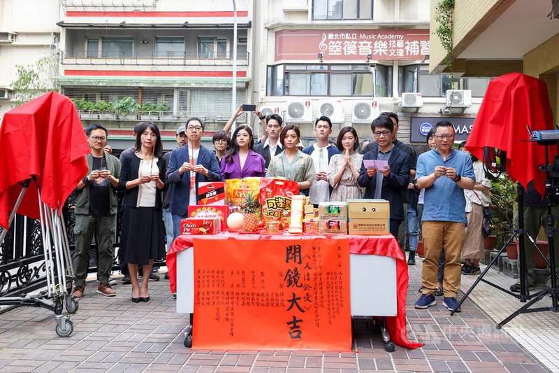 由作家侯文詠擔任製作人、改編個人小說劇集的新戲「人浮於愛」,由導演林書宇執導,今年4月底正式開鏡亮相、卡司華麗,但因不敵疫情,共同製作人湯昇榮證實,「人浮於愛」劇組目前暫時已解散停拍。(女王傳播有限公司提供)中央社記者葉冠吟傳真 110年6月8日