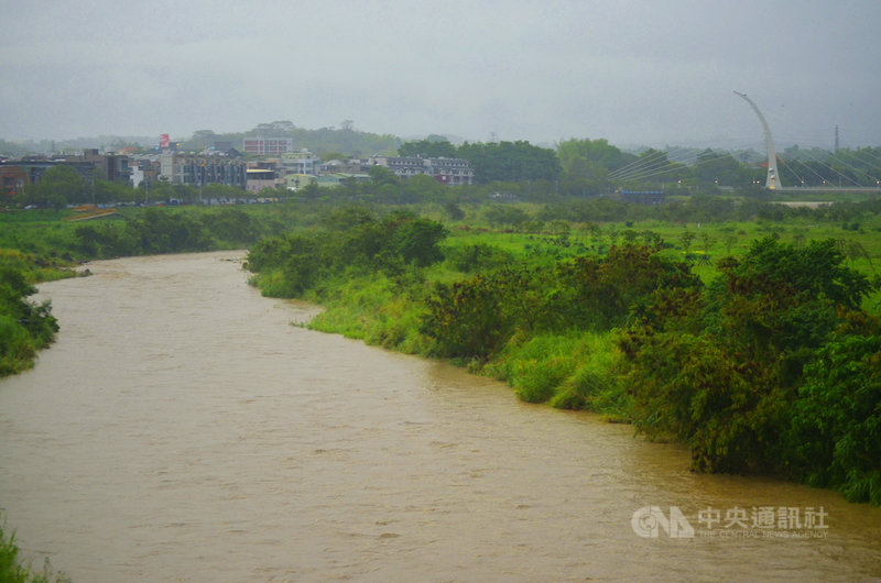 中央氣象局8日下午針對嘉義、雲林山區發出豪雨特報, 嘉義縣中埔鄉、竹崎鄉與雲林縣古坑鄉部分地區下午累積雨量超100毫米,兩縣其他山區降雨約在50毫米與100毫米之間,下午6時過後雨勢漸歇,消防單位表示,這波降雨未接獲災情通知,但八掌溪水位明顯上升,成了一條滾滾黃河。中央社記者蔡智明攝 110年6月8日