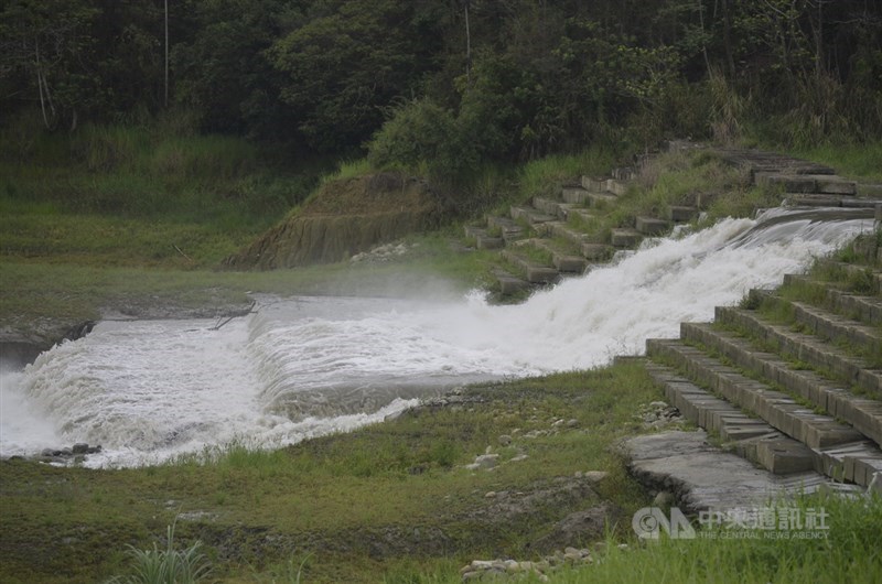 8日午後對流旺盛,各地出現短延時強降雨,其中以嘉義雨量居冠,仁義潭水庫一天內蓄水量就提升約1成至1095萬噸,蓄水率達43.3%。(中央社檔案照片)