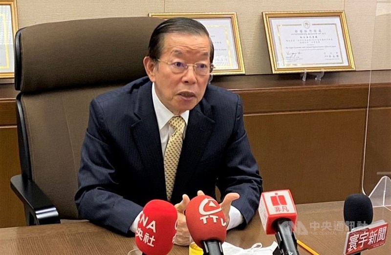網路社群聲稱台灣告訴日本因7月施打國產疫苗、僅需少量疫苗應急,所以日方才給124萬劑。駐日代表謝長廷(圖)8日在臉書做出呼籲與澄清,盼國人勿扭曲日方的談話內容。(中央社檔案照片)