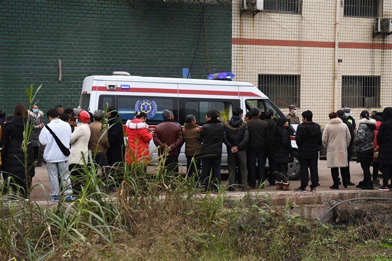 重慶市永川區吊水洞煤礦去年12月4日發生事故,23人罹難。圖為救護車輛駛出吊水洞煤礦事故現場。(中新社)