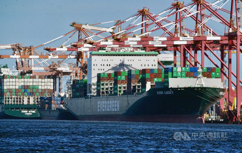 財政部8日公布5月出口374.1億美元,創歷年單月新高,年增38.6%,連續11個正成長;5月出、進口相抵後,出超61.6億美元,年增27.9%。中央社記者董俊志攝 110年6月8日