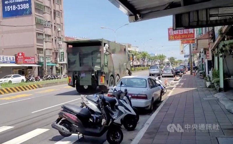 苗栗縣多家電子廠爆發群聚感染事件,國軍10軍團化學兵群出動重車8日起一連3天協助竹南、頭份等風險熱區沿街噴藥、清消。(民眾提供)中央社記者管瑞平傳真 110年6月8日
