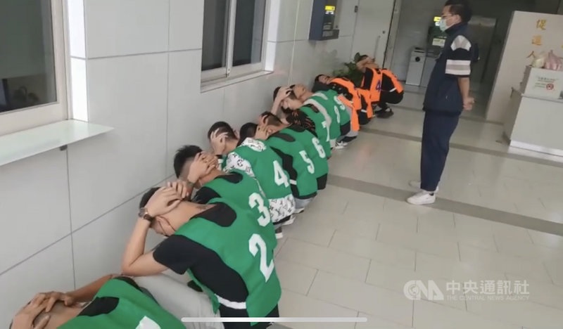 21歲陳姓男子替朋友出頭,竟無視戶外群聚規定,找15 名友人助陣到新北市汐止區尋仇,還持刀砍人。警方7日清晨獲報逮捕陳男等16人到案,詢後除依法送辦,並函請衛生局裁罰。(翻攝照片)中央社記者沈佩瑤傳真 110年6月8日