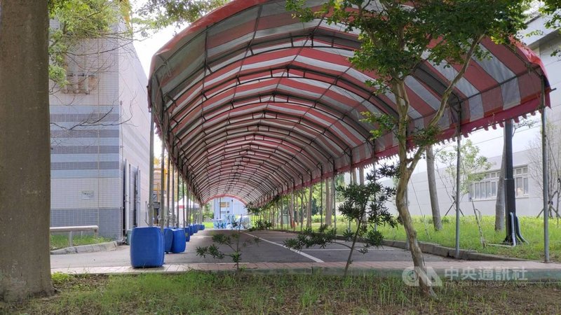 半導體設備廠京鼎精密科技7日公告竹南廠6名外籍員工確診,廠區8日已搭設棚架,準備展開廠區全員快篩。中央社記者管瑞平攝 110年6月8日
