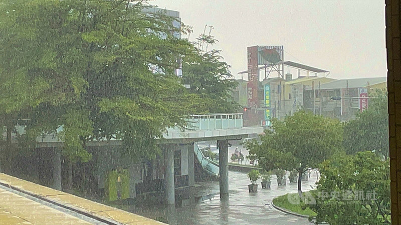 中央氣象局8日下午針對嘉義、雲林山區發出豪雨特報,嘉義縣中埔鄉、竹崎鄉與雲林縣古坑鄉部分地區累積雨量超100毫米,斗六市也下起大雨。中央社記者姜宜菁攝 110年6月8日