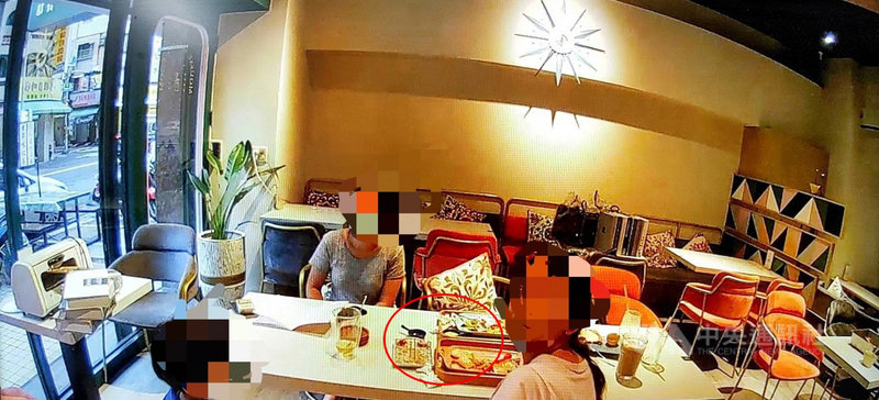 高雄市前鎮區一家餐廳遭檢舉有客人入內用餐,雖然業者解釋是「員工試菜」,但前鎮警分局員警6日傍晚到場依「餐桌上擺有菜餚及飲料」認定違規開單告發。(讀者提供)中央社記者洪學廣傳真 110年6月8日