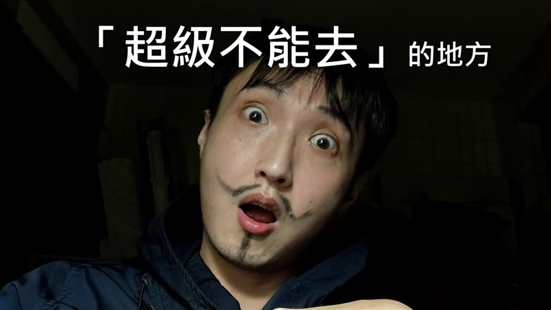 劇場工作者蕭東意在臉書專頁「嚎哮排演」分享影片,以中文、英語、台語夾雜呼籲民眾,好好在家居家防疫,不要四處走動、頻繁逛市場。(圖取自facebook.com/HAOxHSIAO)