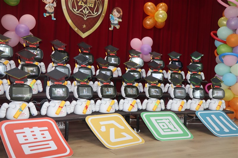 受疫情影響,高市鳳山曹公國小今年改為線上畢業典禮,但校方讓在家裡的畢業生化身為凱比機器人,透過視訊遠距參加畢典,也成為最特別的回憶。(高市教育局提供)中央社記者洪學廣傳真 110年6月7日