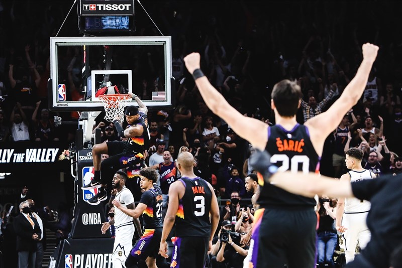 NBA太陽7日在先發5人中有4人得分達20大關的情況下,以122比105擊敗金塊。(圖取自twitter.com/Suns)