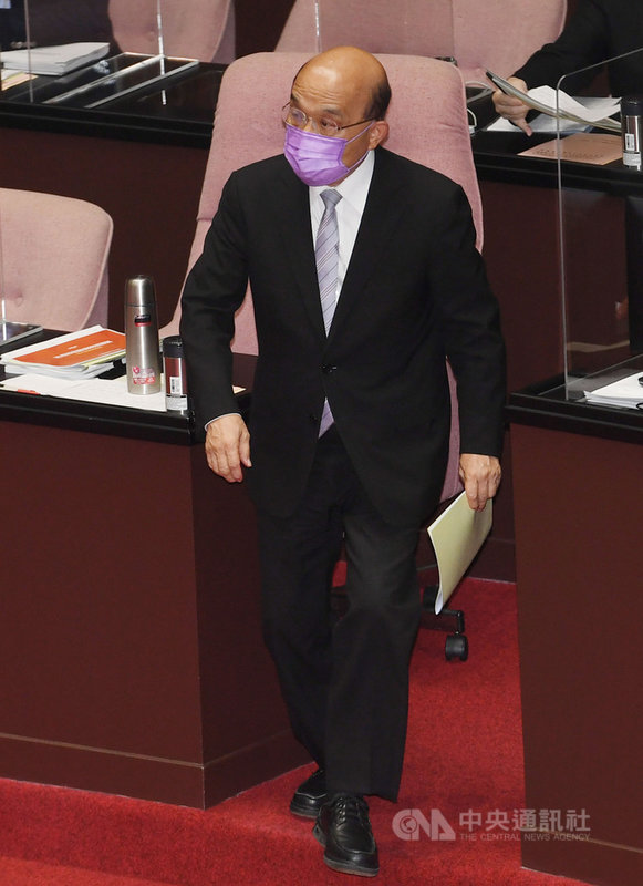 中研院士陳培哲質疑國產疫苗言論引發爭議;行政院長蘇貞昌(圖)8日受訪指出,疫苗的相關採任都依法、依國際相關作業參考以及科學態度做嚴謹判斷,相關人員應該遵守規定。中央社記者施宗暉攝 110年6月8日