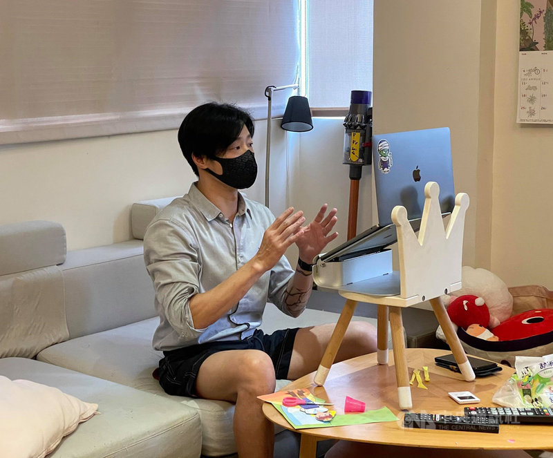 配合防疫,閃靈樂團主唱、立委林昶佐也展開WFH(在家工作)的模式,他說,視訊開會時會穿上襯衫並戴口罩,但下半身卻是短褲配拖鞋,成為另類的居家風格。(出日音樂提供)中央社記者王心妤傳真 110年6月8日