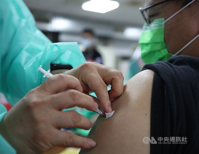 立委王婉諭8日質詢時指出,雙北、台南市等曾表態將自行調整疫苗施打對象順序,究竟疫苗施打順序是否能由地方自主更動?疫情指揮官陳時中回應表示,施打順序當然是中央說了算。圖為5日北市聯醫忠孝院區施打疫苗情形。(中央社檔案照片)