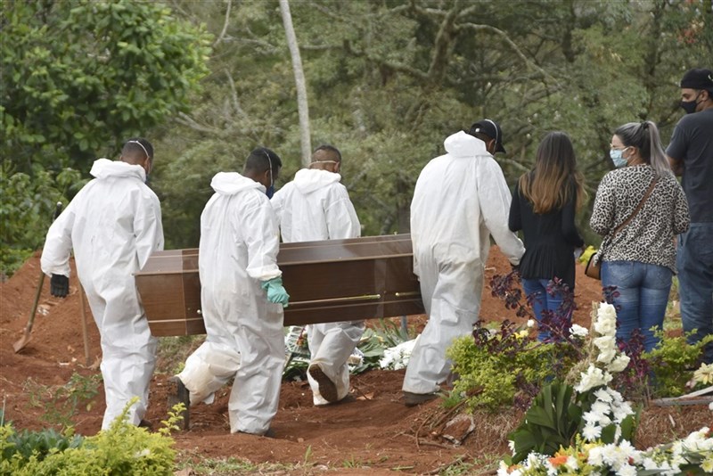 染疫死亡人數已名列全世界次多的巴西,恐將面臨第3波疫情威脅。圖為4月13日一名染疫病逝者被送往聖保羅一處墓地。(共同社)