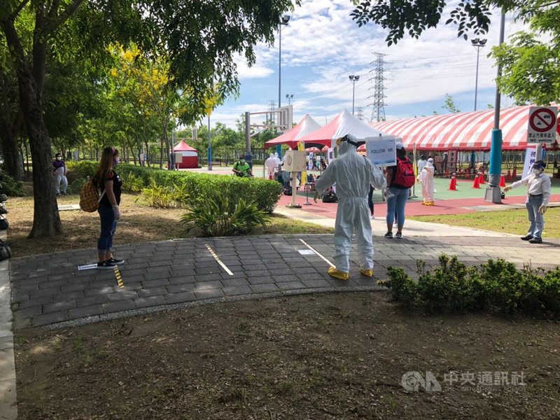 慎防高雄科技園區也發生群聚事件,南科高雄園區9日啟動移工快篩,篩檢站設在公2運動公園,有1個正壓式檢疫亭,規劃1天可篩檢200人。(南部科學園區管理局提供)中央社記者王淑芬傳真 110年6月9日