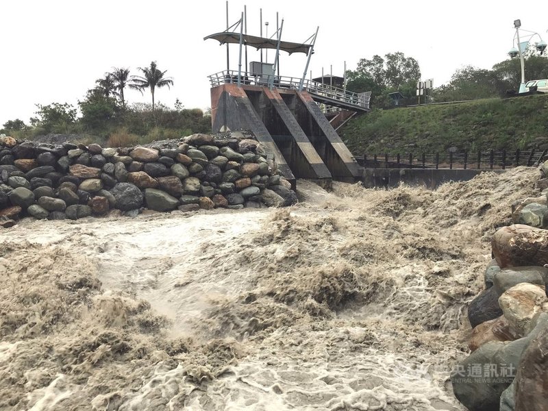 颱風彩雲6日為台東帶來78.5毫米的雨量,灌溉池上鄉和關山鎮的新武呂溪水暴漲,池上大圳的取水口擋土牆(左邊)被沖毀。圖為6日溪水暴漲狀況。中央社記者盧太城台東攝 110年6月9日