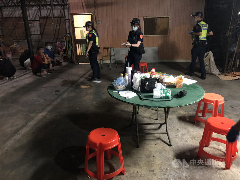 彰化警方接獲報案指稱,鹿港鎮一處民宅燈火通明有民眾群聚,疑似有賭博情形,員警前往稽查後雖未發現有人賭博,但屋內有6人,其中1人還是通緝犯,員警開立稽查單,函送彰化縣衛生局裁罰。(翻攝照片)中央社記者吳哲豪傳真 110年6月9日