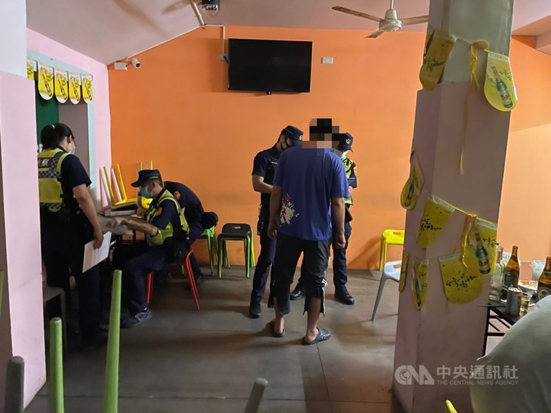 政府宣布延長第三級警戒至28日,台東縣警察局9日凌晨查獲一間酒吧營業,聚集4名酒客未戴口罩,警方報請台東縣政府斷水斷電並開罰。(警方提供)中央社記者盧太城台東傳真 110年6月9日
