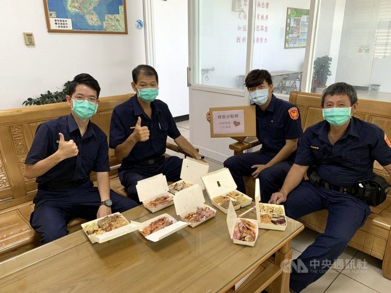 警政署長陳家欽慰勉第一線員警協助防疫的辛勞,9日中午請台東員警吃一份要價新台幣200元的便當及水果,離島的蘭嶼、綠島也同步享用。圖為綠島分駐所員警享用「元氣便當」。(台東縣警察局提供)中央社記者盧太城台東傳真 110年6月9日