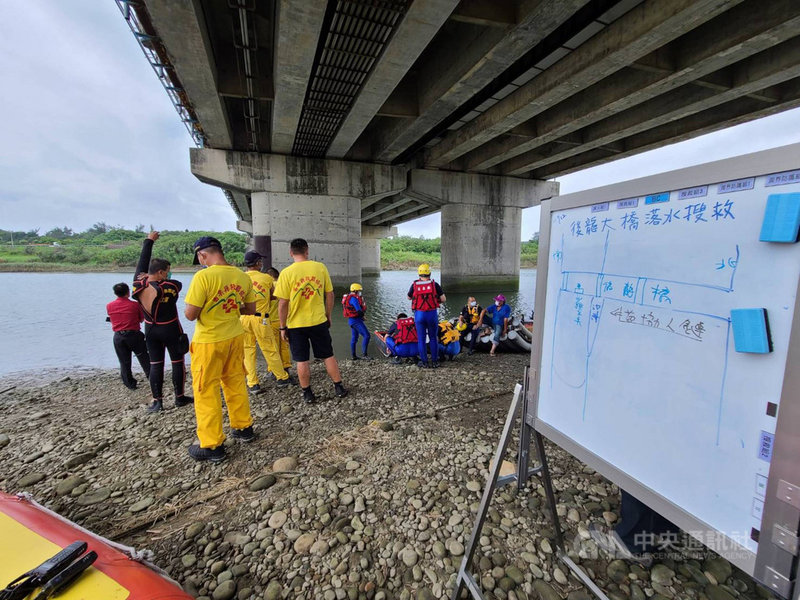 苗栗縣一名義消5日返家後發燒就醫採檢為陽性確診。苗栗縣消防局9日表示,當天一起出勤的30名員警、義消緊急採檢均為陰性。為確保後續執勤安全,消防局也讓救災當天有近距離接觸確診義消者,暫時隔離自主健康管理。(民眾提供)中央社記者管瑞平傳真 110年6月9日