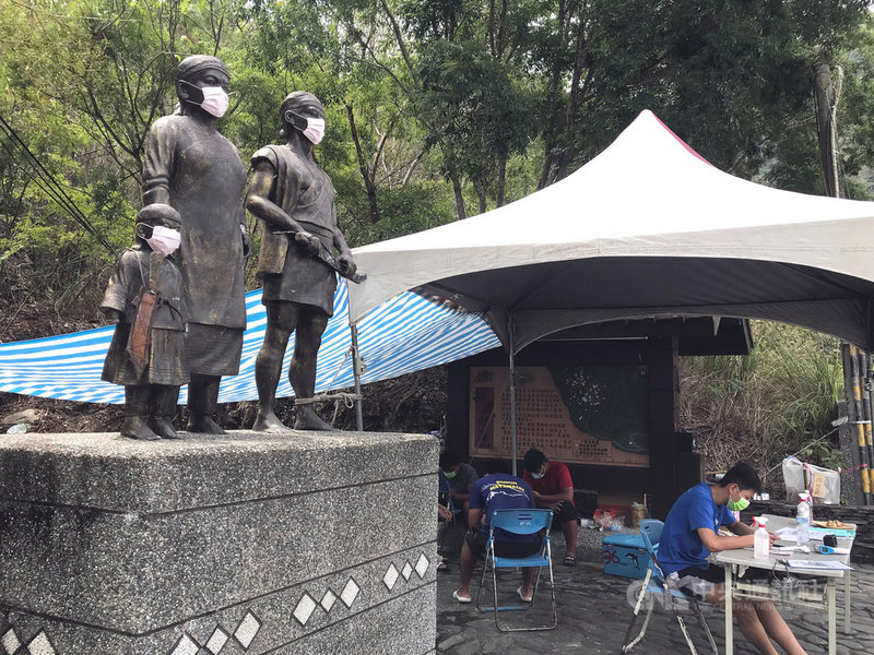台東縣政府9日呼籲民眾端午節連續假期不返鄉、不跨縣市移動、不群聚,減少不必要外出,布農族新武部落也將象徵族人的入口意象戴上口罩,加強宣導防疫相關措施。中央社記者盧太城台東攝 110年6月9日