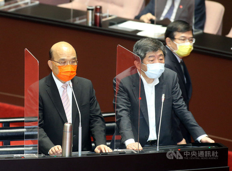立法院臨時會院會9日邀請行政院長蘇貞昌率相關部會首長列席報告,蘇貞昌(左)與衛福部長陳時中(右)接受質詢,交通部長王國材(後右)並未上台。中央社記者郭日曉攝 110年6月9日