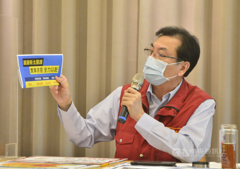新北市副市長劉和然(圖)9日表示,中央配發給新北的牛津AZ疫苗共10萬6300劑,已全數接種完畢,實際接種人數為11萬6500人,接種實際比率是109.6%,部分接種站使用「低殘留空針」,讓每瓶疫苗可多接種1人。中央社記者黃旭昇新北攝 110年6月9日