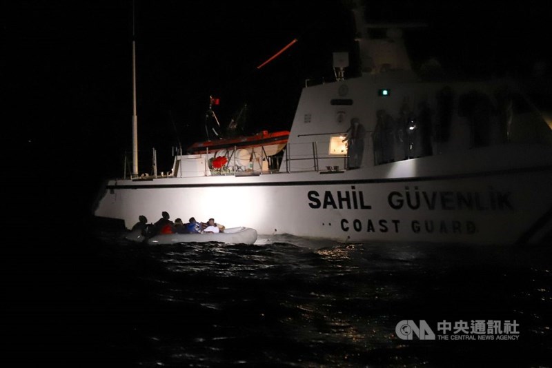 土耳其海巡隊5月26日深夜在愛琴海找到求救的難民船，10名索馬利亞人準備偷渡前往希臘列士波斯島卻失去動力，他們乘坐的橡皮艇在波浪中載浮載沉。中央社記者何宏儒愛琴海攝 110年6月9日