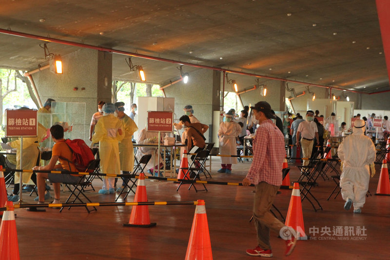 台南市政府結合各大醫院進駐南科園區設置的大型篩檢站9日啟用,首日有7個採檢點同時運作,預計可完成1000人次篩檢。中央社記者楊思瑞攝 110年6月9日