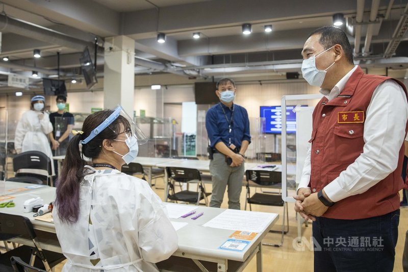 新北市長侯友宜(前右)9日前往鴻海土城總部,瞭解企業快篩實施情形以及場地布置狀況。(新北市府提供)中央社記者黃旭昇新北傳真 110年6月9日