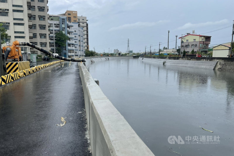 台南市政府與水利署第六河川局編列預算進行三爺溪仁德段整治,加高堤岸、設置抽水機組,在前幾天的雨勢中沒有出現水患。(中華醫大提供)中央社記者楊思瑞台南傳真 110年6月9日