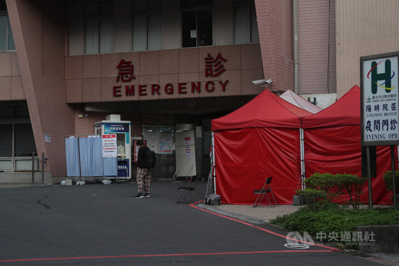 北市聯醫陽明院區急診醫護傳確診武漢肺炎,指揮中心醫療應變組副組長羅一鈞9日證實,該院急診醫護日前被確診患者的嘔吐物噴濺,共8名員工確診,確定為急診群聚事件。圖為陽明院區急診室。中央社記者吳家昇攝 110年6月9日