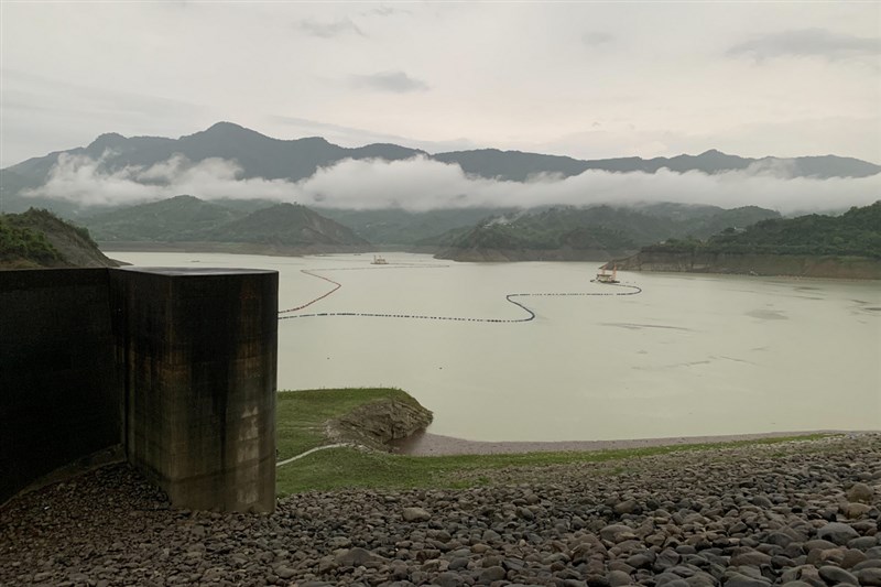 9日下午多縣市發布豪雨特報,曾文水庫進帳明顯,8日至9日晚間8時蓄水量增加近500萬噸,突破7700萬噸大關,蓄水率回升至15%,有機會讓嘉南稻作擺脫停灌危機。(南區水資源局提供)