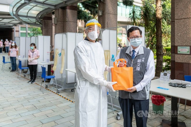 桃園市實施「固安計畫」快篩全市外籍移工,到場快篩部分9日上午開始,台達電子為首家進行。市長鄭文燦(右)前往視察。(桃園市政府提供)中央社記者葉臻傳真 110年6月9日