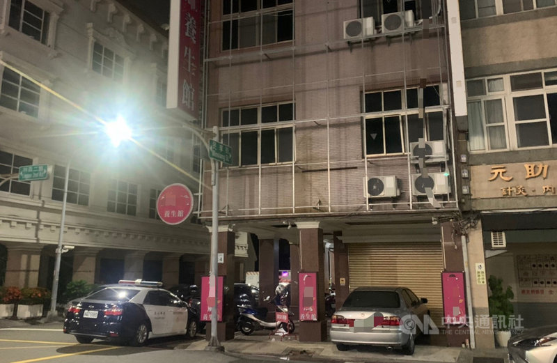 全台3級警戒延長至6月28日,各高風險營業場所應配合防疫規定禁止營業。高雄市警方發現林森二路一間養生館雖大門深鎖,晚間依舊常有人進出,疑似「明關暗開」偷偷營業,因此8日晚間前往搜索。(高雄市警察局提供)中央社記者王淑芬傳真 110年6月9日