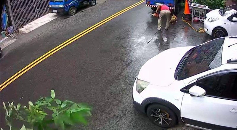 嘉義市自強街日前發生男子持電鋸不斷向胞兄所飼養的小黃狗揮舞,還拿拖鞋猛打狗的頭部,涉嫌虐狗影片被PO上臉書社群網站,引起網友群情激憤。(翻攝自嘉義綠豆大小事)中央社記者黃國芳傳真 110年6月9日