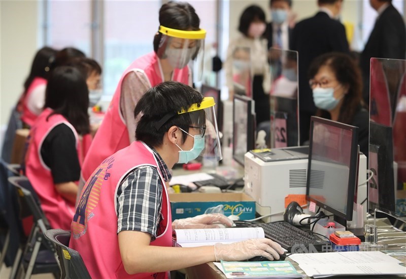財政部統計至24日止,綜合所得稅已申報達572萬件,比率為89.66%,約66萬戶還沒完成申報。財政部提醒民眾於6月底前完成申報。(中央社檔案照片)