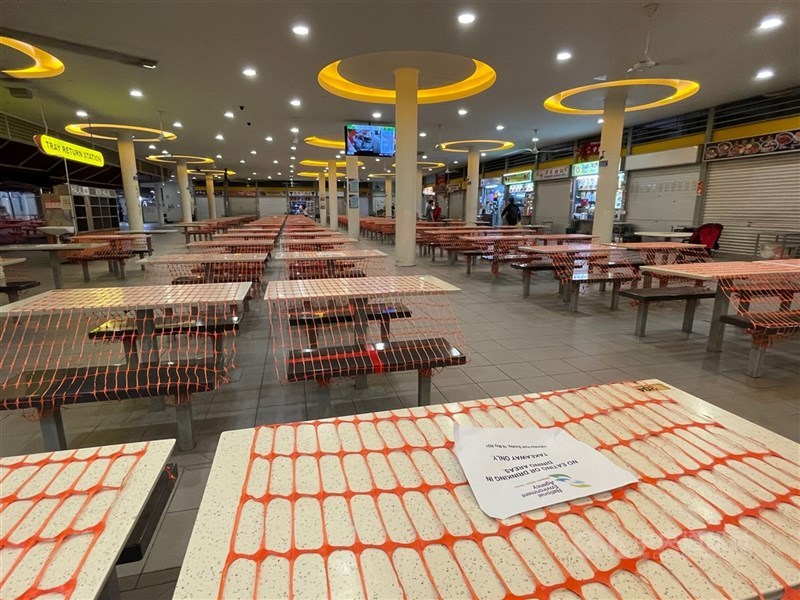 新加坡防疫升級,禁止餐廳及小販中心內用,圖為中峇魯熟食中心的桌椅套上繩索,以防有民眾坐下。攝於5月22日。中央社記者侯姿瑩新加坡攝 110年6月8日